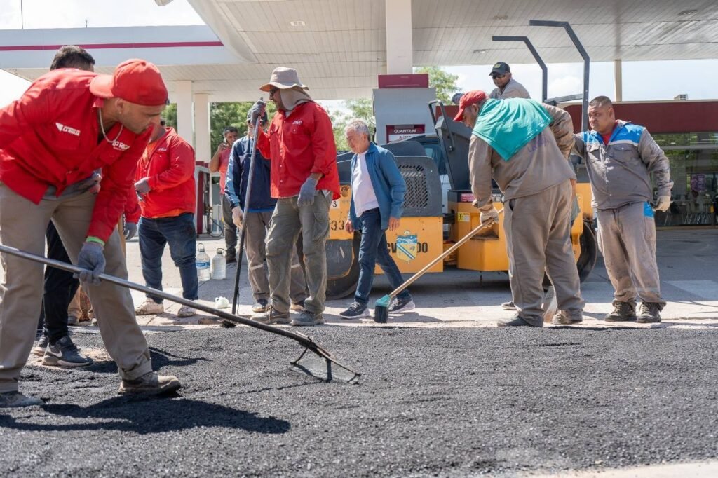 El municipio bacheó un cráter sobre avenida San Nicolás de Bari 482215381 1157415253058694 4916468571144948104 n