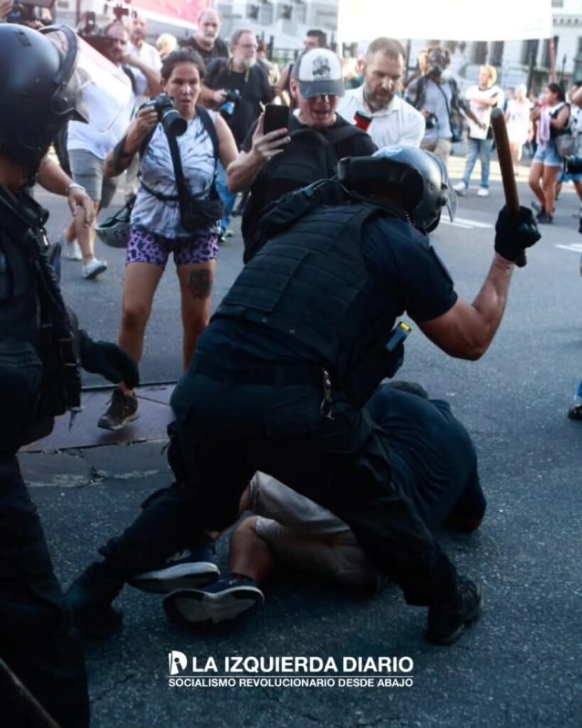 Impactantes imágenes de la brutal represión a jubilados en Congreso FB IMG 1741218959390