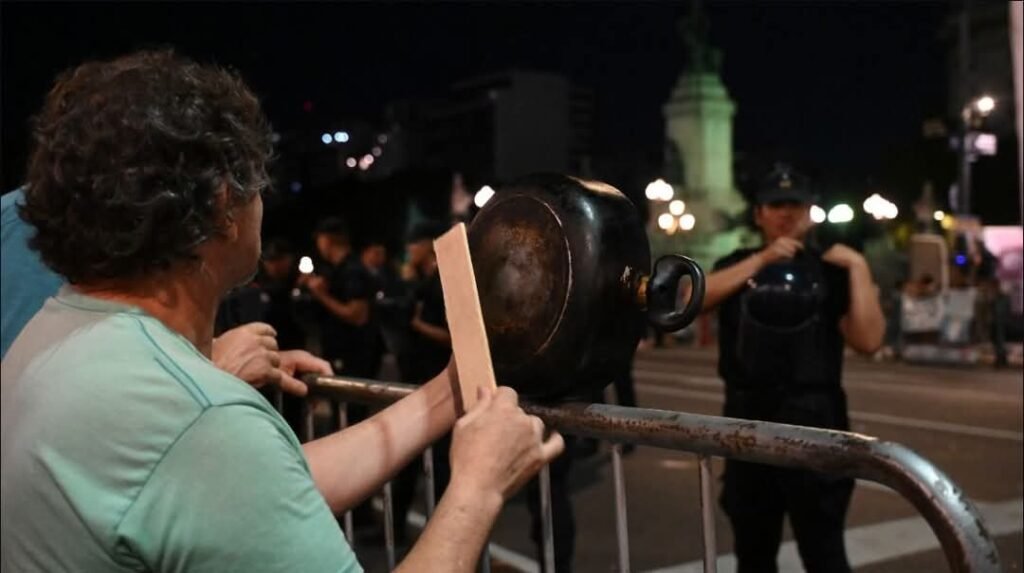 Realizan cacerolazo contra la represión del gobierno libertario FB IMG 1741824880332