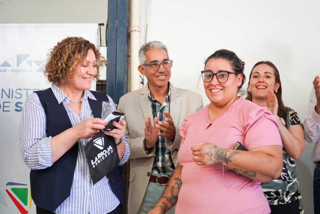 El Gobierno de La Rioja entregó anteojos recetados en Villa Mazán WhatsApp Image 2025 03 21 at 12.44.27 PM