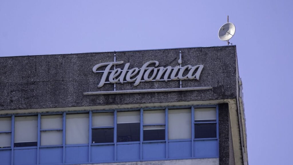 telecom es propietario fibertel y personal mientras que telefonica tiene movistar