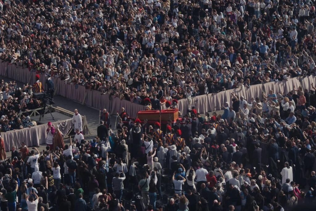 Más de 20 mil fieles despidieron al Papa Francisco en el primer día de la capilla ardiente 493289105 1236415158484249 4674670269531735 n