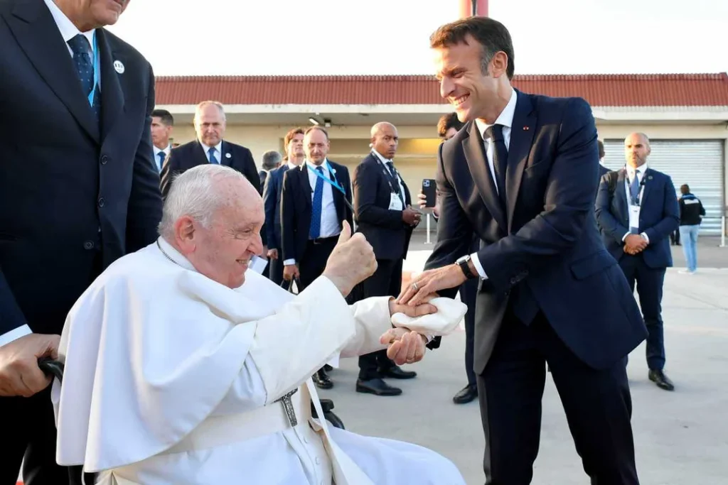 Macron destacó que el Papa Francisco «siempre estuvo al lado de los más vulnerables» 720 2 5