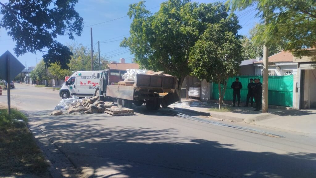 La carga de un camión de materiales de construcción cayó sobre una mujer que caminaba por la vía pública 1 IMG 20250409 WA0097
