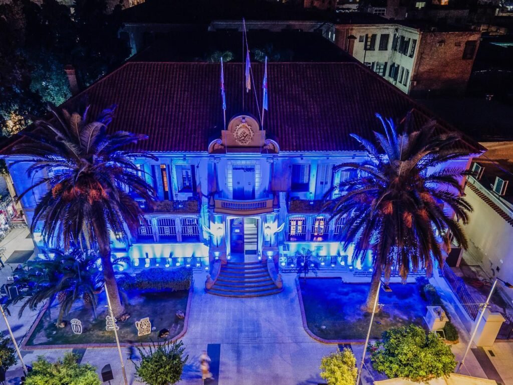 La Casa de Gobierno se ilumina de azul para concienciar sobre el autismo WhatsApp Image 2025 04 01 at 6.41.48 PM