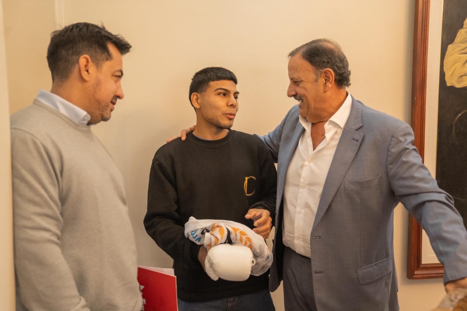 Quintela recibió al campeón sudamericano de Boxeo Agustín “Chiquitín” Contreras WhatsApp Image 2025 04 09 at 4.19.43 PM
