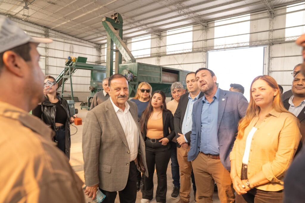 Quintela visitó la yerbatera “Más Sabor” y respaldó el desarrollo de emprendimientos locales WhatsApp Image 2025 04 15 at 3.17.09 PM