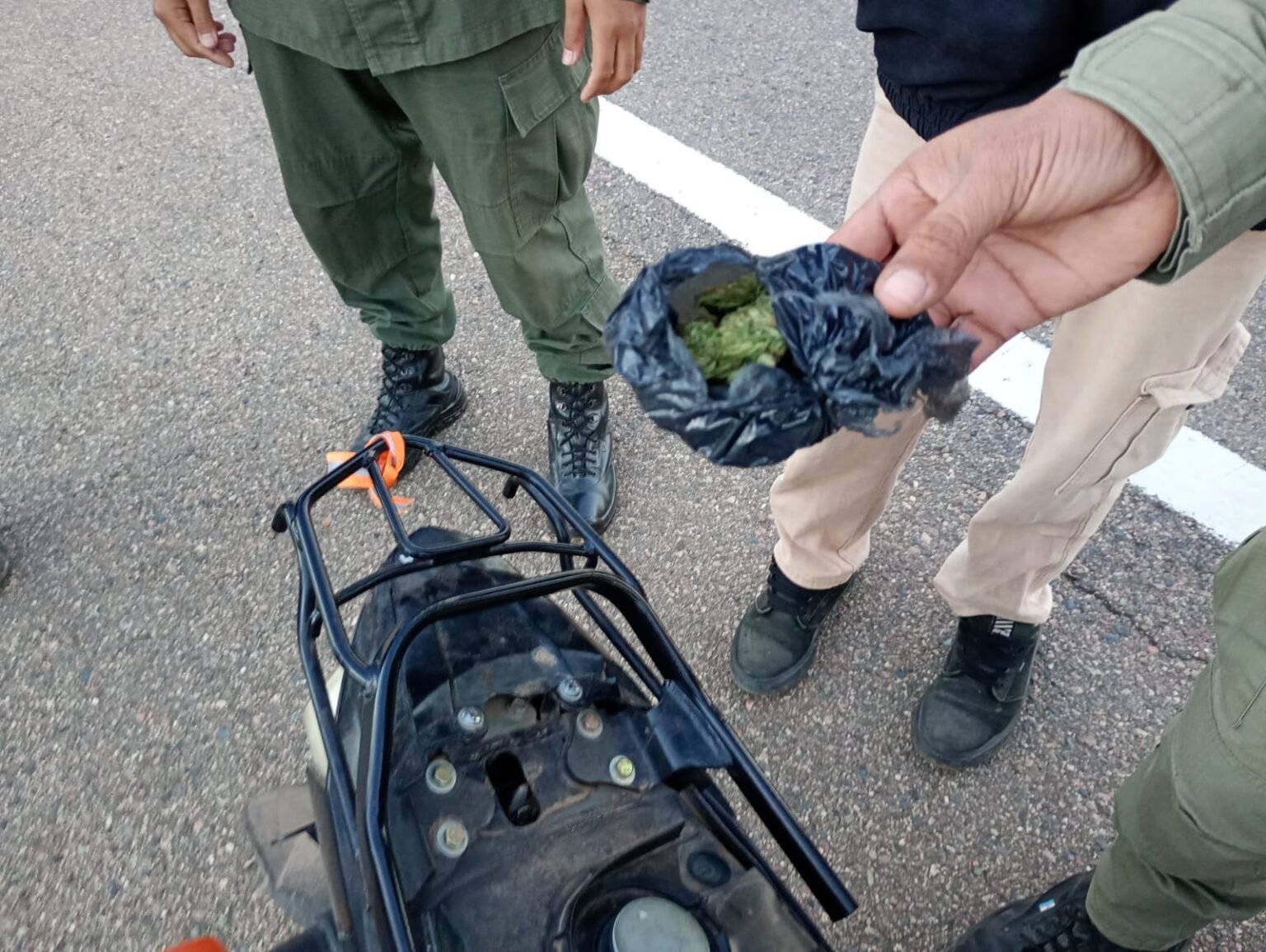 Detuvieron a dos motociclistas por tenencia de estupefacientes en Ruta 76 WhatsApp Image 2025 04 16 at 9.28.24 AM