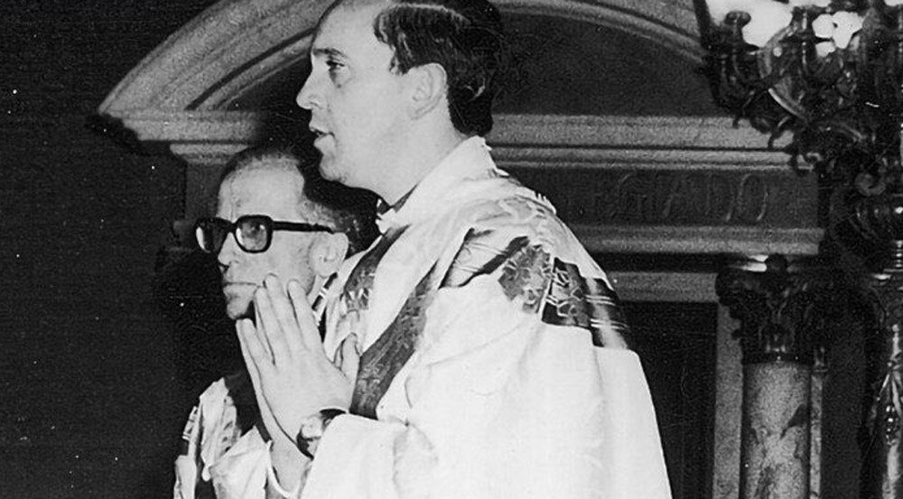 Francisco: Entre la sotana y la calle 2 papa francisco joven