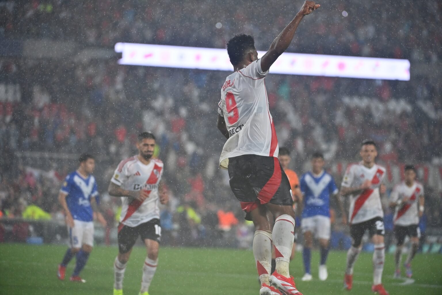 River le ganó a Vélez por 4 a 1 y cerró la zona B como escolta 20250504 233419