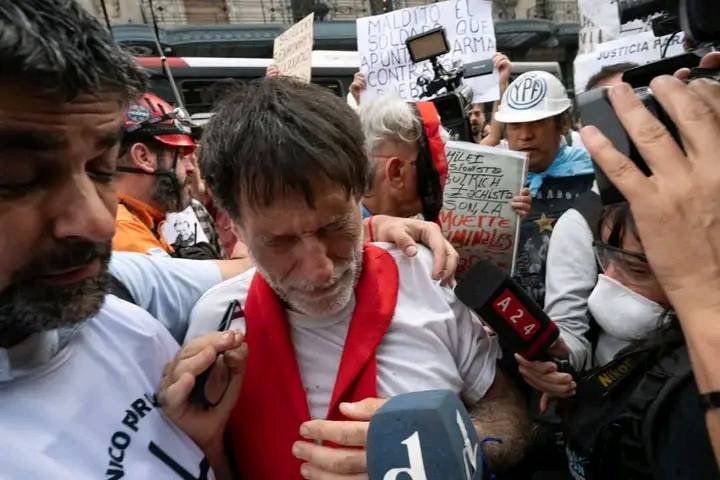 La policía gaseó y reprimió nuevamente al padre "Paco" Olveira en la marcha de jubilados 2 496943794 700179469378572 2669188994462055626 n