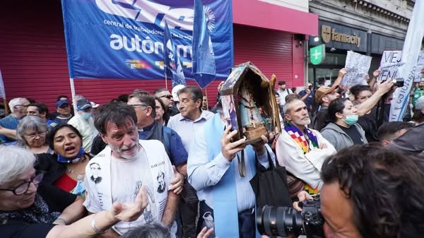 La policía gaseó y reprimió nuevamente al padre "Paco" Olveira en la marcha de jubilados 3 497449596 663086366494399 9149728012769500678 n