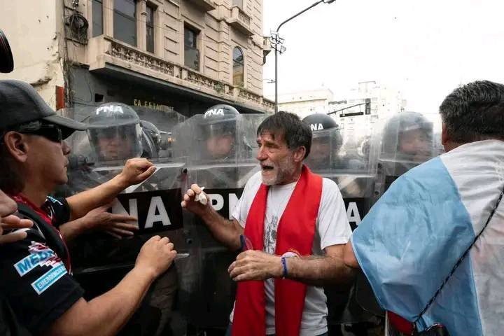 La policía gaseó y reprimió nuevamente al padre "Paco" Olveira en la marcha de jubilados 1 497610581 700179489378570 949416951716124787 n