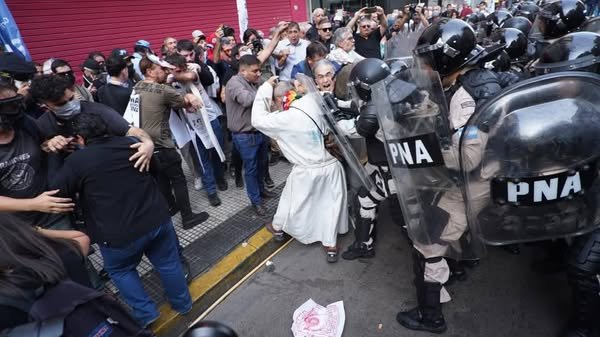 Nuevamente repimieron la marcha de jubilados: los curas villeros fueron golpeados ferozmente 1 497616943 663086303161072 3128422458751336608 n
