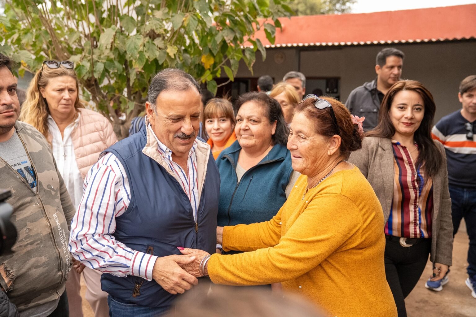 Chamical: vecinos afectados por el temporal recibieron a Quintela en sus viviendas refaccionadas WhatsApp Image 2025 05 15 at 5.14.21 PM