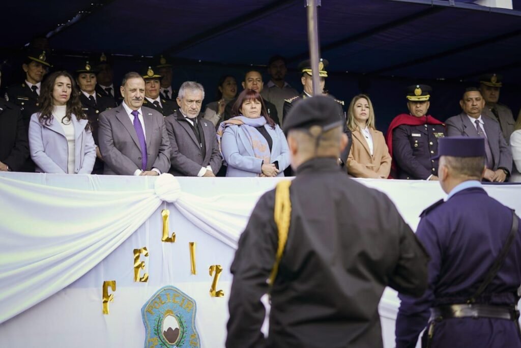 Quintela firmó decretos de ascenso al personal policial y del Servicio Penitenciario Provincial WhatsApp Image 2025 05 22 at 4.54.04 PM