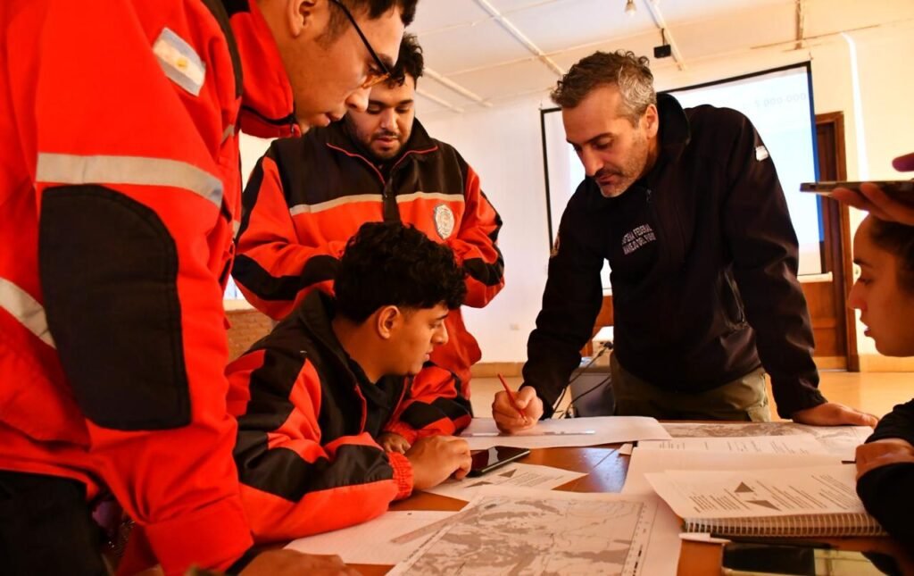 Capacitaron a las fuerzas de seguridad en Cartografía y Navegación Terrestre WhatsApp Image 2025 05 22 at 8.19.45 AM 1