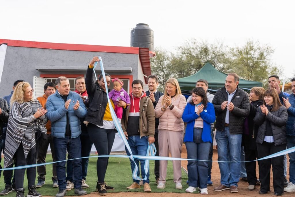 Chepes: entregaron nuevas viviendas del Plan Angelelli y firmaron convenios para ampliar su alcance WhatsApp Image 2025 05 27 at 8.02.03 AM