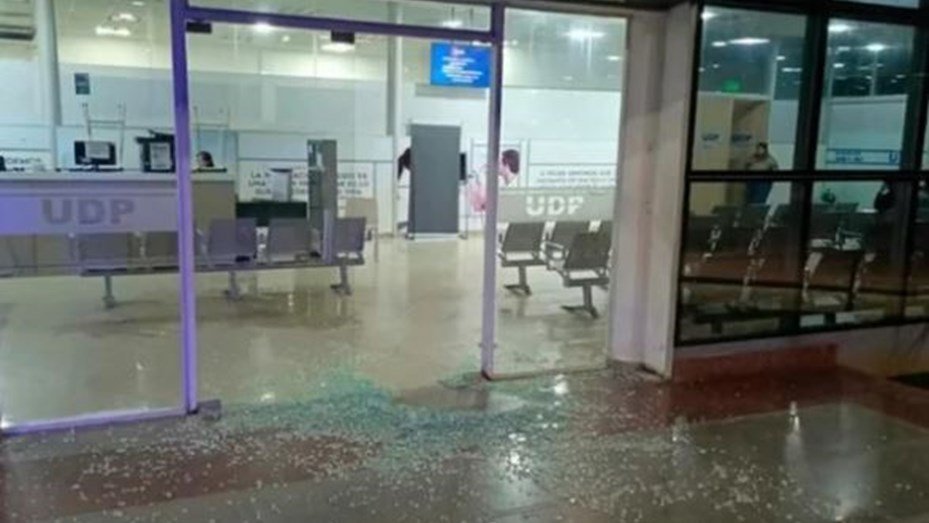 Balearon el frente de un hospital en Buenos Aires: varios pacientes tuvieron que arrojarse al suelo htal roto