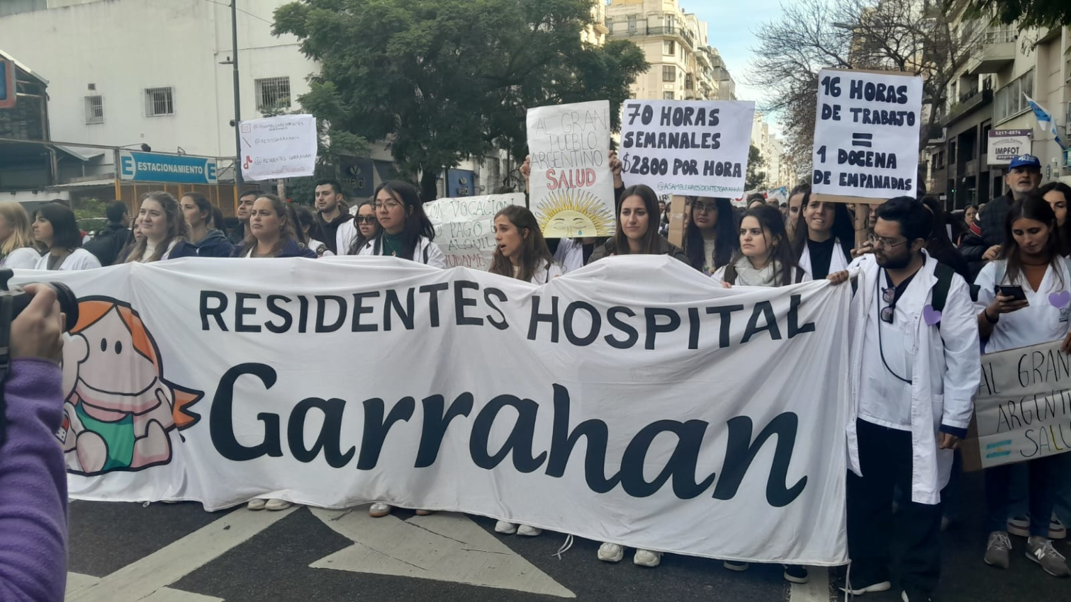 La Asamblea de Residentes del Garrahan informó que no obtuvieron la mejora salarial difundida más temprano 14199 tras una marcha masiva los residentes del garrahan votaron sostener la huelga indefinida desafiando los aprietes del gobierno y las autoridades