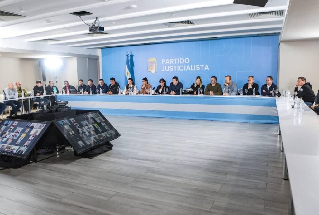 Intendentes de todo el país organizaron la movilización para acompañar a Cristina Kirchner a Comodoro Py 20250614 162714