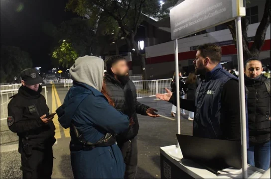 Identificaron a dos deudores alimentarios en la previa de un recital en el Monumental 1 360 7 3