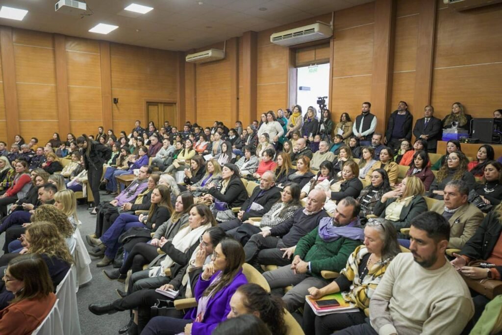 La Rioja presentó protocolo clave para actuar ante urgencias de salud mental y consumos problemáticos 506900368 1245738570893028 138706746845236682 n