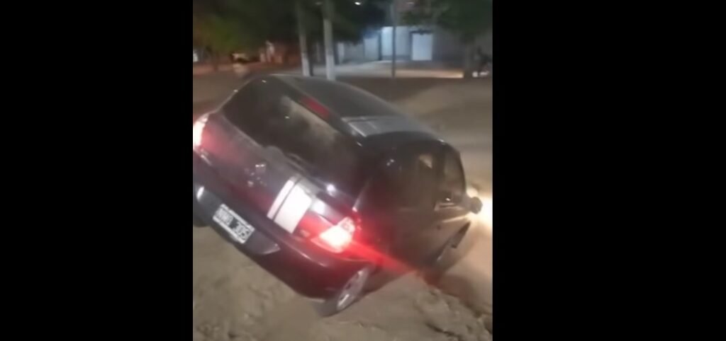 Conductor perdió el control de su auto y se incrustó en una alcantarilla WhatsApp Image 2025 06 06 at 8.11.09 AM