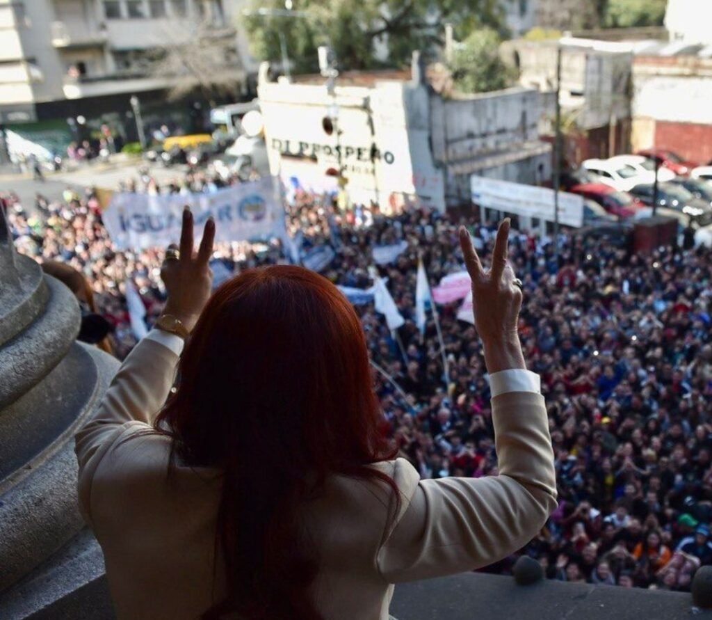 Cristina fue autorizada por la Justicia a salir al balcón de su casa WhatsApp Image 2025 06 19 at 4.57.57 PM