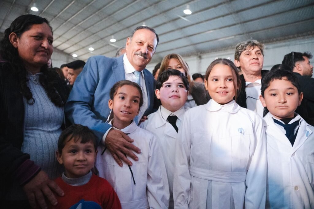 General Belgrano: el Gobernador tomó promesa de Lealtad a la Bandera a los estudiantes de 4° grado 2 WhatsApp Image 2025 06 23 at 9.47.25 PM