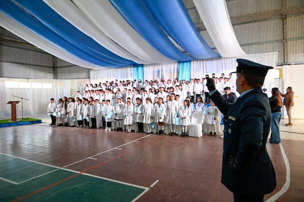 General Belgrano: el Gobernador tomó promesa de Lealtad a la Bandera a los estudiantes de 4° grado 1 WhatsApp Image 2025 06 23 at 9.47.27 PM