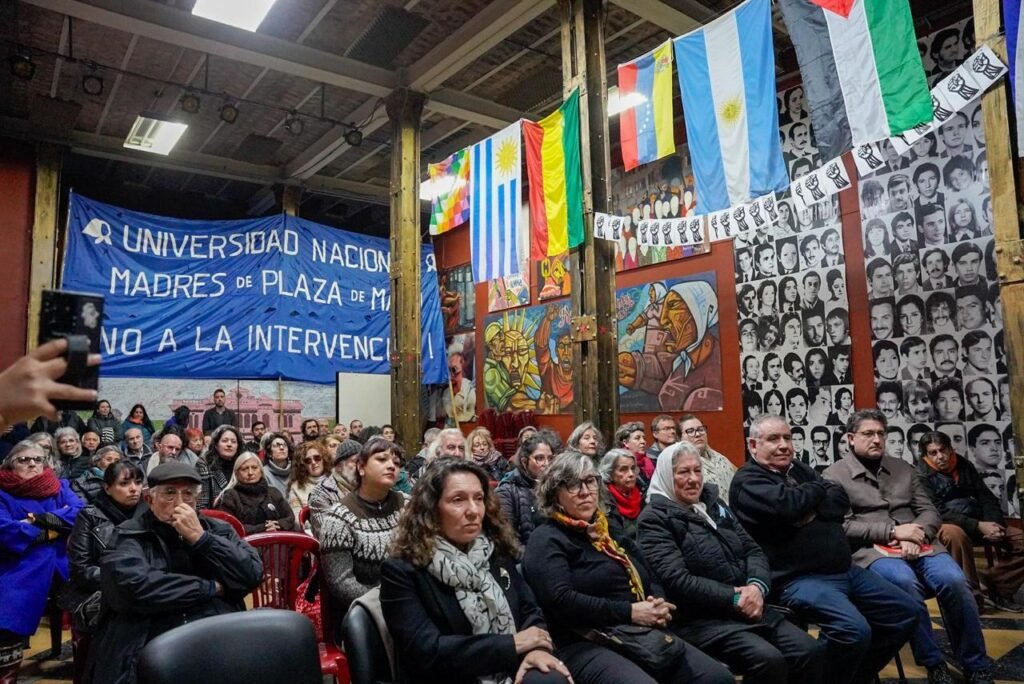 “Contra el Olvido” llegó a la sede de Madres de Plaza de Mayo para reforzar el compromiso con la Memoria, la Verdad y la Justicia 1 WhatsApp Image 2025 06 26 at 10.43.08 AM 1