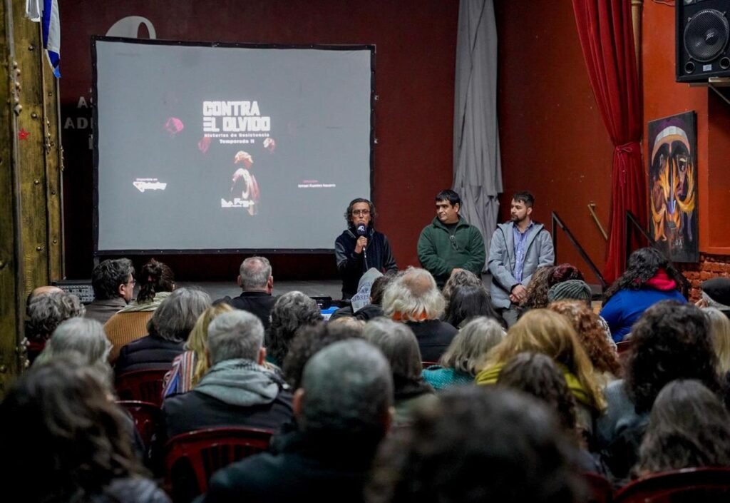 “Contra el Olvido” llegó a la sede de Madres de Plaza de Mayo para reforzar el compromiso con la Memoria, la Verdad y la Justicia WhatsApp Image 2025 06 26 at 10.43.08 AM