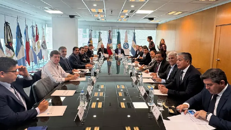 Quintela y gobernadores piden reunión con Milei por la reforma fiscal y la caída de fondos multimedia.normal.9c3114552a6928fd.bm9ybWFsLndlYnA