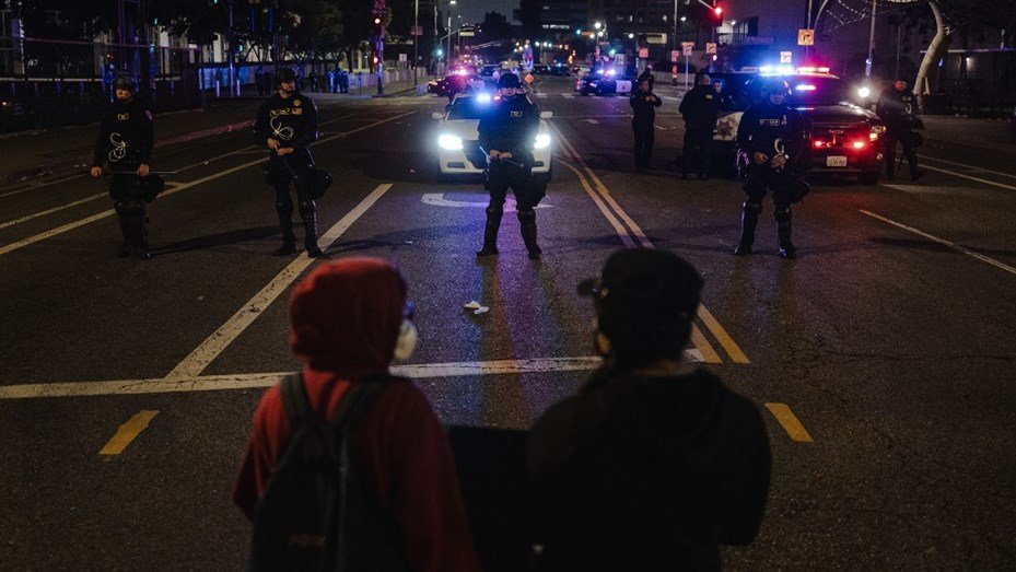 Los Ángeles: realizan arrestos bajo toque de queda y Texas despliega la Guardia Nacional policias