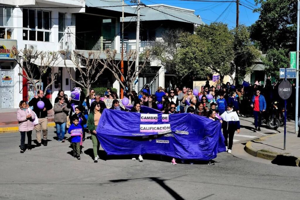 Chamical: vuelven a marchar para pedir justicia por el intento de femicidio de una docente 510547718 1274917054028846 3531707345805603115 n