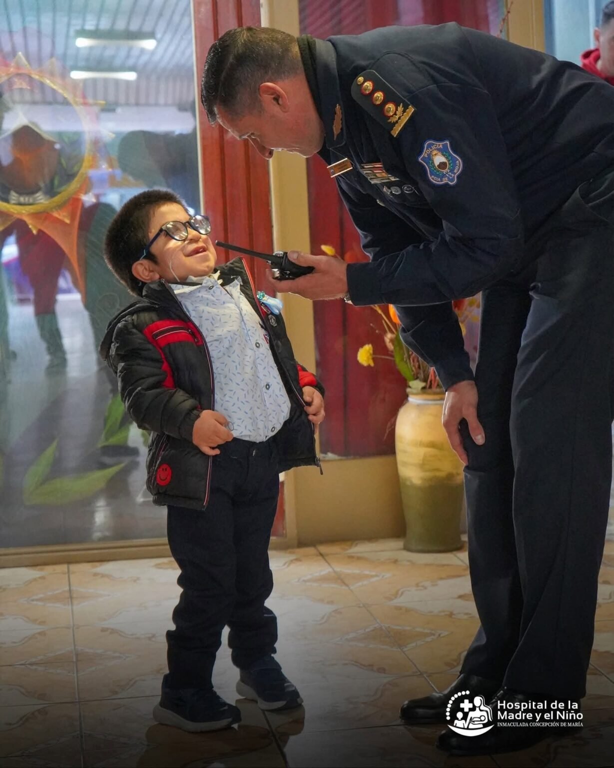 La Policía riojana cumplió el sueño a un paciente del hospital del Niño de ser uniformado por unas horas 515408723 1152400803597653 1718205316470115474 n