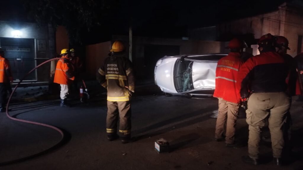 Conductor perdió el control de su vehículo y terminó de costado contra el asfalto IMG 20250706 WA0003