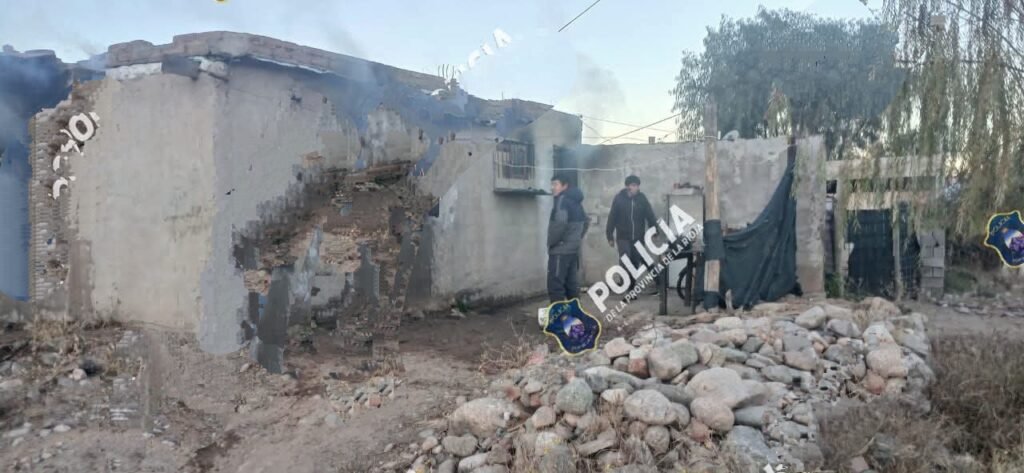 Rescataron a dos niños de voraz incendio de una vivienda en Chilecito IMG 20250704 083808