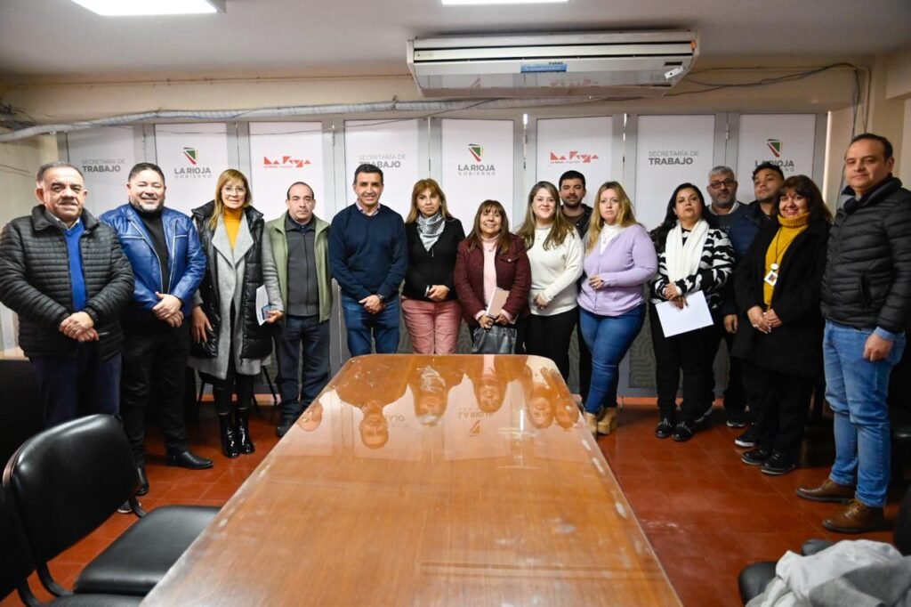 Aumento salarial: los docentes cobrarán 80 mil pesos remunerativos por cargo WhatsApp Image 2025 07 29 at 5.58.50 PM 1 1