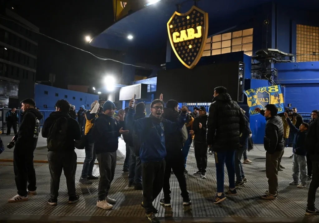Un grupo de hinchas de Boca hizo un banderazo contra Riquelme 1 banderazo
