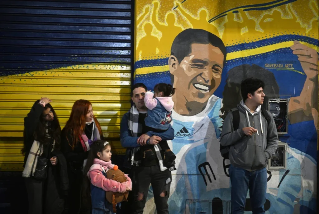 Un grupo de hinchas de Boca hizo un banderazo contra Riquelme 2 boca
