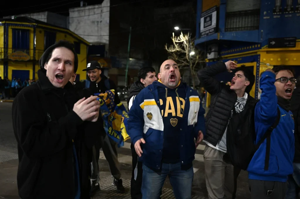 Un grupo de hinchas de Boca hizo un banderazo contra Riquelme bocasi
