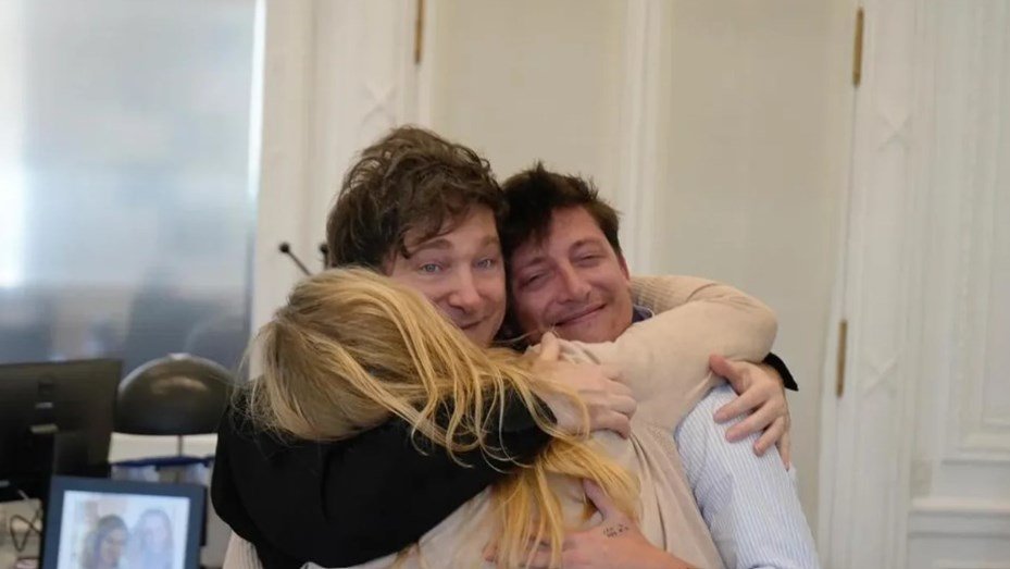 Karina Milei reordena la interna y suma a Santiago Caputo a la mesa de campaña interna lla