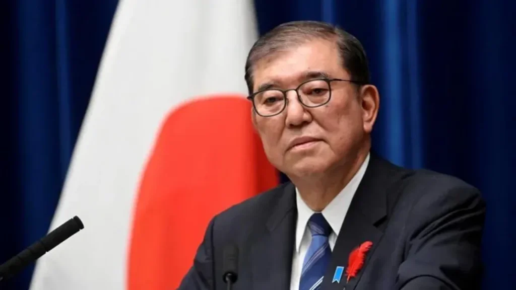 El primer ministro de Japón prometió seguir en el cargo pese al revés electoral japon