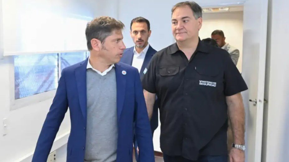 Desplazaron a 24 policías bonaerenses vinculados a candidato de LLA por «confabulación» kicillof alonso