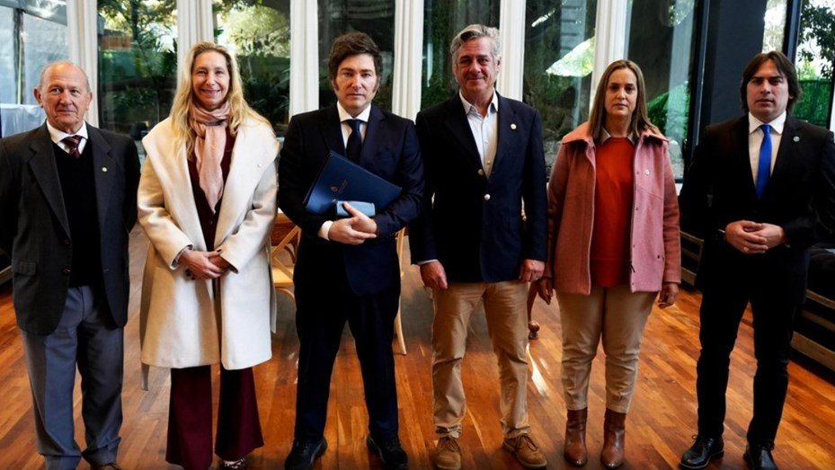 El Gobierno de Milei evalúa eliminar las retenciones a la exportación de carne milei mesa de enlance