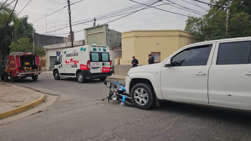 Fuerte colisión entre camioneta y moto dejó dos hombres hospitalizados WhatsApp Image 2025 08 04 at 5.22.51 PM