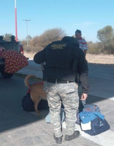 Lucha contra el narcotráfico: realizaron controles vehiculares en Chilecito y Chamical 1 WhatsApp Image 2025 08 28 at 7.55.40 AM