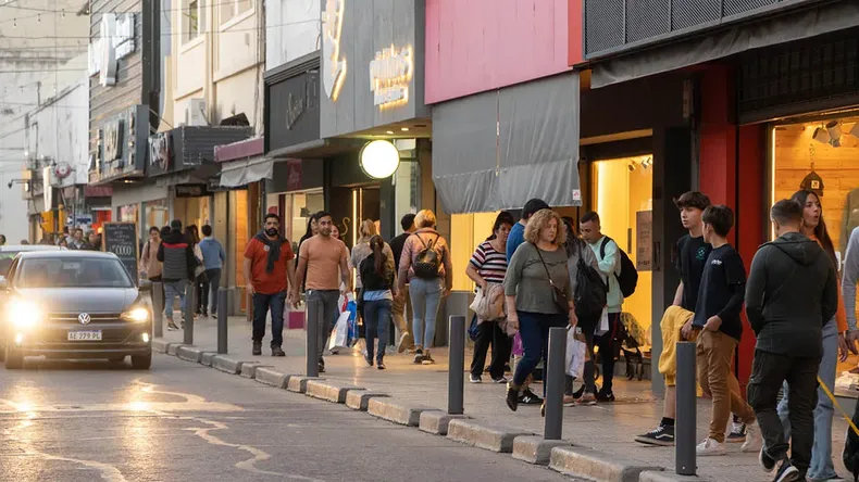 Sigue la crisis: las ventas minoristas pyme bajaron 2% interanual en julio comercios negocios locales venta minorista compras rio cuarto